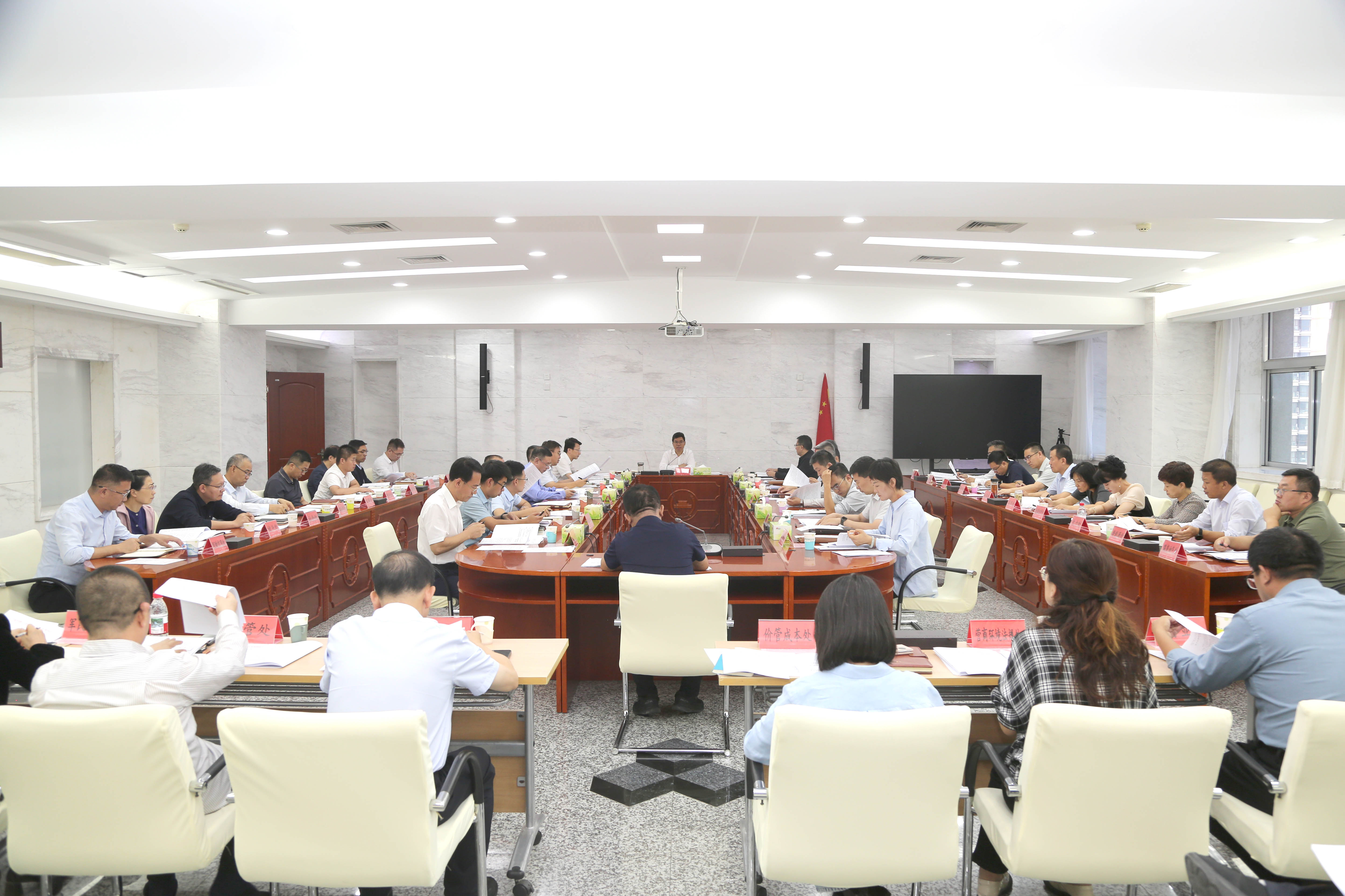 搜书吧
召开党组会议 传达学习习近平总书记重要指示精神 强调以“五个坚持”为抓手 推进作风建...