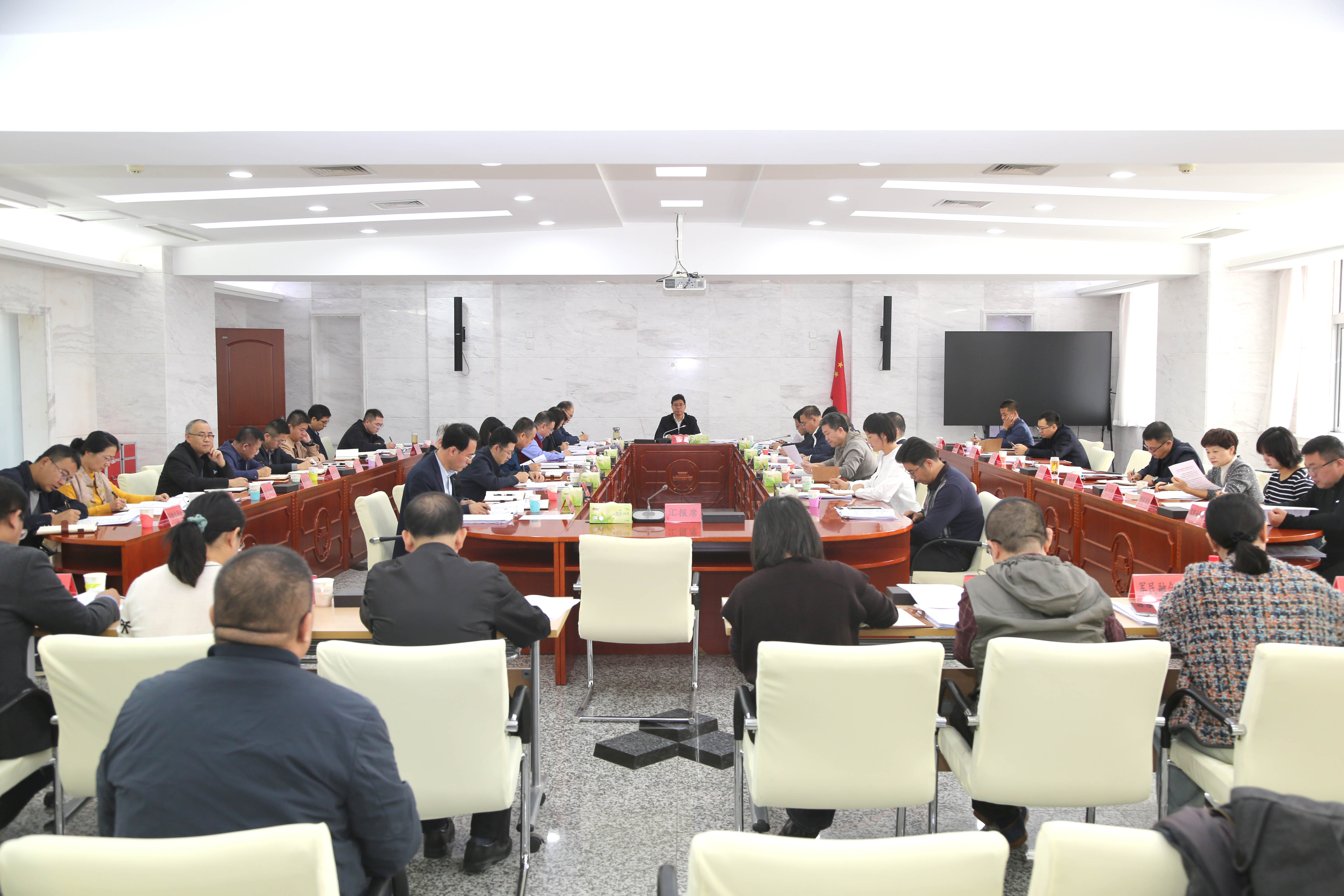 搜书吧
召开党组会议强调打赢打好“六个攻坚战”全力冲刺
　　四季度努力完成全年经济社会发展...